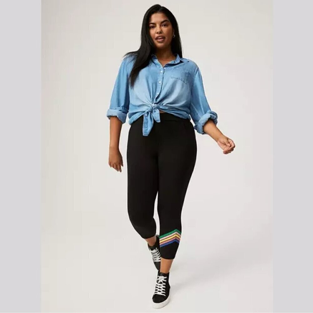 Torrid - Crop Pocket Legging in Onward Stripe, Deep Black